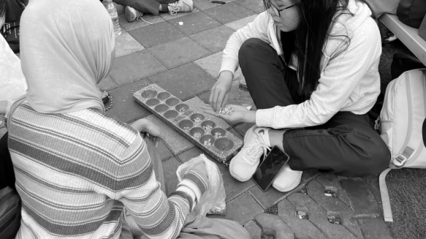 Permainan congkak oleh komunitas Bermain Bandung, 14 Februarj 2026. (Foto: Alysha Ramaniya Wardhana/BandungBergerak)
