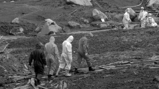 Petugas baru berpakaian pelindung berjalan menuju lokasi evakuasi saat operasi pencarian korban longsor yang masih tertimbun di Desa Pasirlangu, Kecamatan Cisarua, Kabupaten Bandung Barat, pada pekan ke dua operasi SAR, 1 Februari 2026. (Foto: Prima Mulia/BandungBergerak)