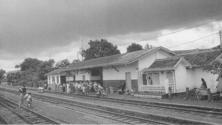 Potret suasana Stasiun Cimindi pada tahun 1991. (Sumber: Michiel van Ballegoijen de Jong, 1993: 129)