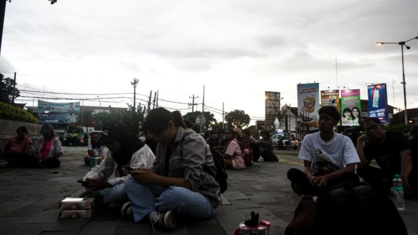 Kawan-kawan yang datang ke Karaoke WNI Mumet di Bundaran UGM, Yogyakarta, Jumat, 13 Februari 2026. (Foto: Virliya Putricantika/BandungBergerak)