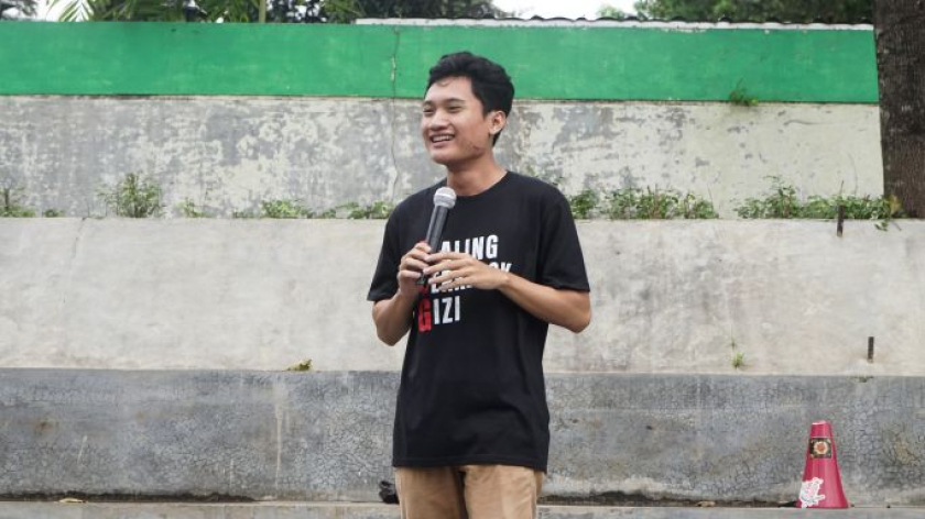 Tiyo Ardianto, Ketua Badan Eksekutif Mahasiswa (BEM) Universitas Gadjah Mada (UGM) di Karaoke WNI Mumet di Bundaran UGM, Yogyakarta, Jumat, 13 Februari 2026. (Foto: Virliya Putricantika/BandungBergerak)