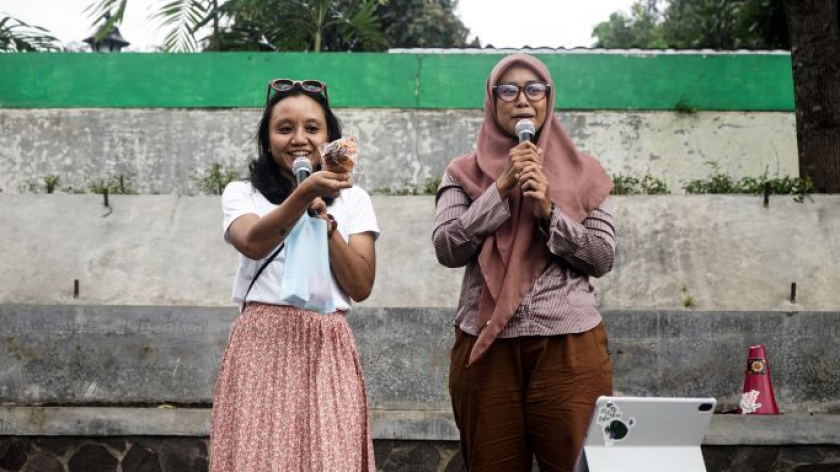 Review MBG di Karaoke WNI Mumet di Bundaran UGM, Yogyakarta, Jumat, 13 Februari 2026. (Foto: Virliya Putricantika/BandungBergerak)