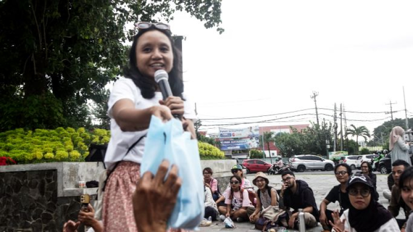 Review MBG di Karaoke WNI Mumet di Bundaran UGM, Yogyakarta, Jumat, 13 Februari 2026. (Foto: Virliya Putricantika/BandungBergerak)
