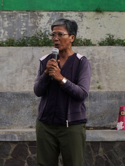 Aisyah Hilal di Karaoke WNI Mumet di Bundaran UGM, Yogyakarta, Jumat, 13 Februari 2026. (Foto: Virliya Putricantika/BandungBergerak)