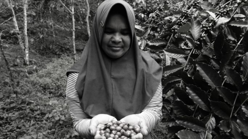 Yani, petani kopi di Bandung Selatan, Sabtu, 7 Februari 2026. (Foto: Yopi Muharam/BandungBergerak)