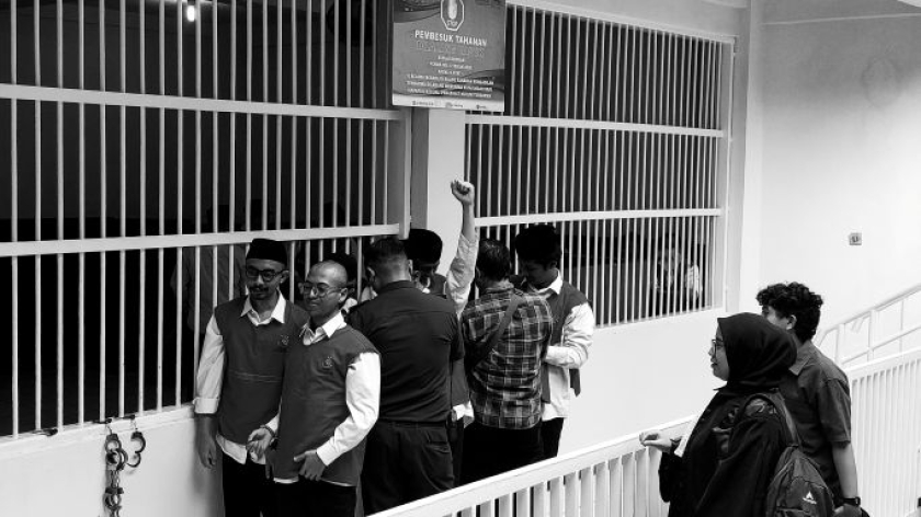 Terdakwa aksi solidaritas Agustus di tahanan PN Bandung, Senin, 23 Februari 2026. (Foto: Awla Rajul/BandungBergerak)