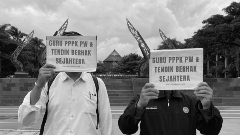 Aksi simbolik guru menuntut upah layak di pelataran Gedung Sabilulungan, Kabupaten Bandung, Senin, 23 Februari 2026. (Foto: Yopi Muharam/BandungBergerak)
