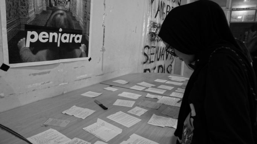 Seorang pengunjung melihat pameran surat dukungan untuk kluster perburuan ekspresi politik, Bandung, 26 Februari 2026 Kampus UIN SDG Bandung. (Foto: Maisan Rachman/BandungBergerak)