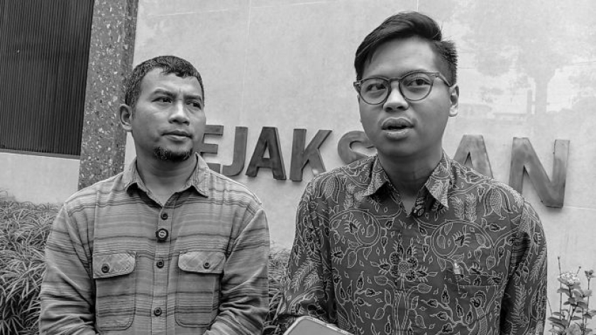 Tri Yanto, pelapor dugaan korupsi di Baznas Jabar, bersama kuasa hukum dari LBH Bandung, Rabu, 4 Maret 2026. (Foto: Muhammad Akmal Firmansyah/BandungBergerak)