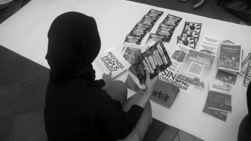 Peserta membawa poster sambil berjalan kaki saat aksi Hari Perempuan Internasional di Bandung, 8 Maret 2026. (Foto: Prima Mulia/BandungBergerak)