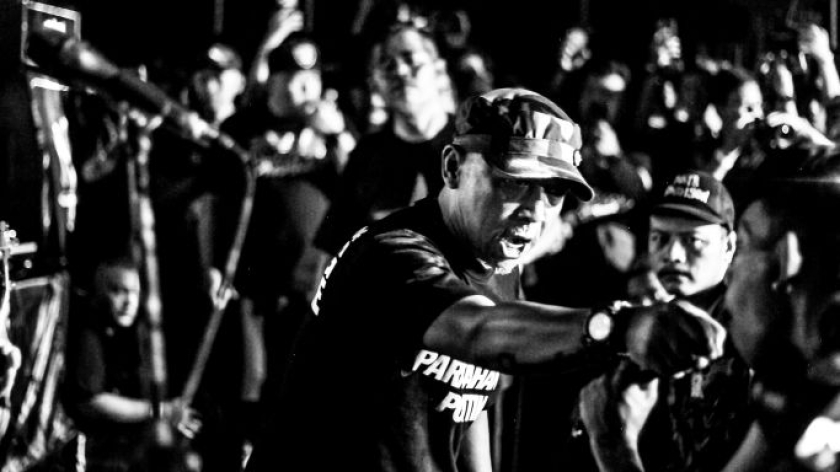 Ucok Homicide di panggung IFI Bandung, Sabtu, 14 Februari 2026. (Foto: Trica Octavia)