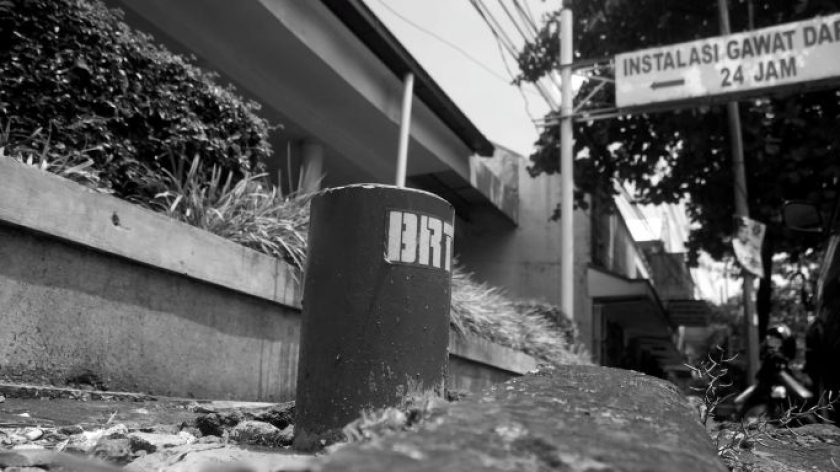 Patok penanda bakal  pembangunan proyek rute Bus Rapid Transit (BRT) terlihat di sekitar halte bus Damri Sidolig, Jalan Ahmad Yani, Bandung, Kamis 7 Desember 2023. (Foto: Prima Mulia/BandungBergerak)