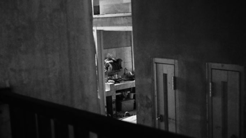 Bagian dalam salah satu Unit RDTS yang di huni oleh warga Tamansari, Selasa, 24 Februari 2026. (Muhammad Andika Putra Nugraha/BandungBergerak))