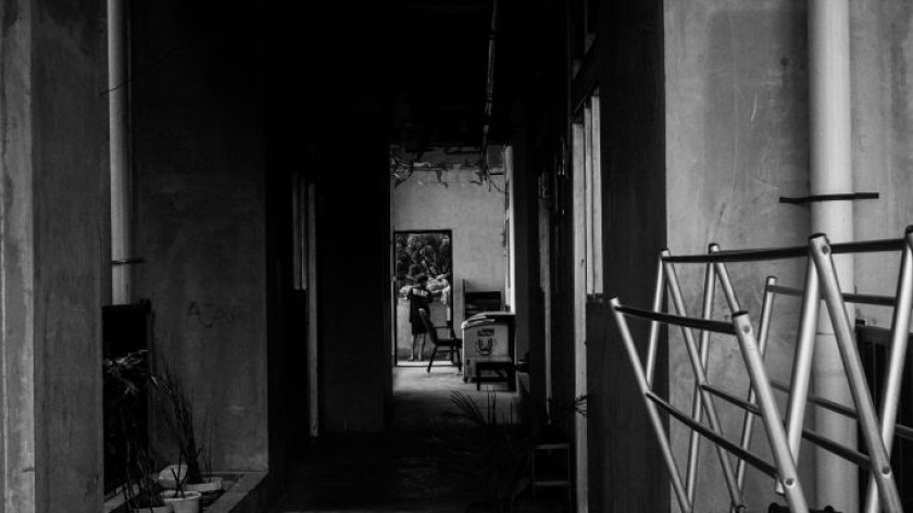 Lorong rumah deret Tamansari yang sekaligus menjadi halaman depan tempat tinggal warga, Selasa, 24 Februari 2026. (Muhammad Andika Putra Nugraha/BandungBergerak)