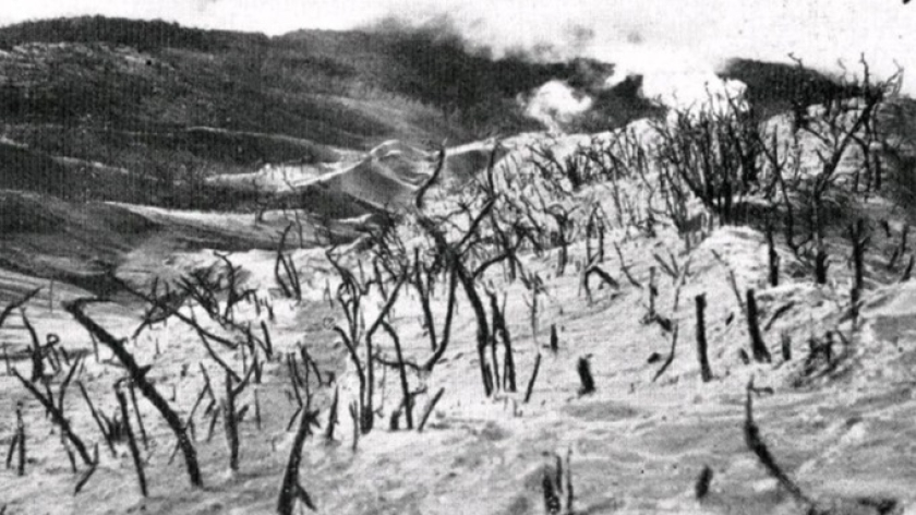 Hutan mati dan tutupan abu tebal di sisi timur pada 26 Juli 1937 yang difoto oleh Neumann van Padang (Foto Sumber: Tjiremai: De uitbarsting van Juni en Juli 1937)