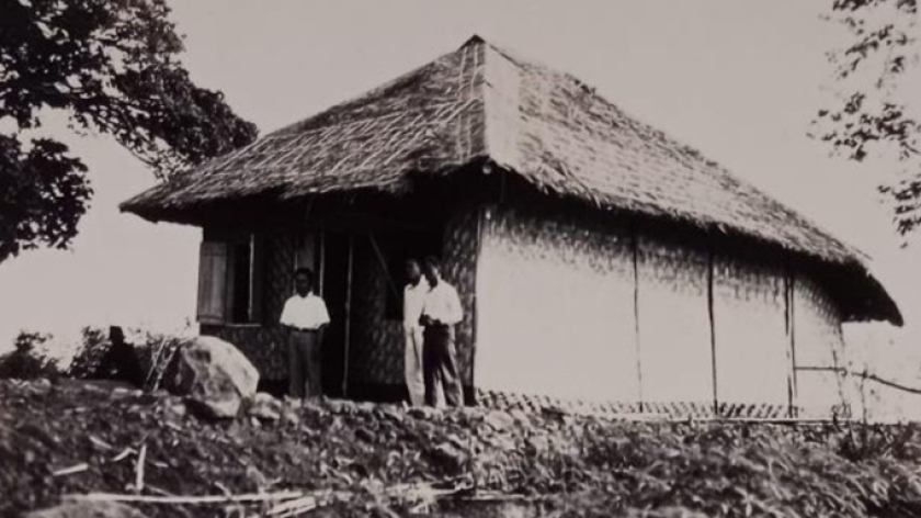 Pos pengamatan Gegerbeas pada 21 Juli 1937 yang difoto oleh Neumann van Padang (Foto Sumber: Tjiremai: De uitbarsting van Juni en Juli 1937)