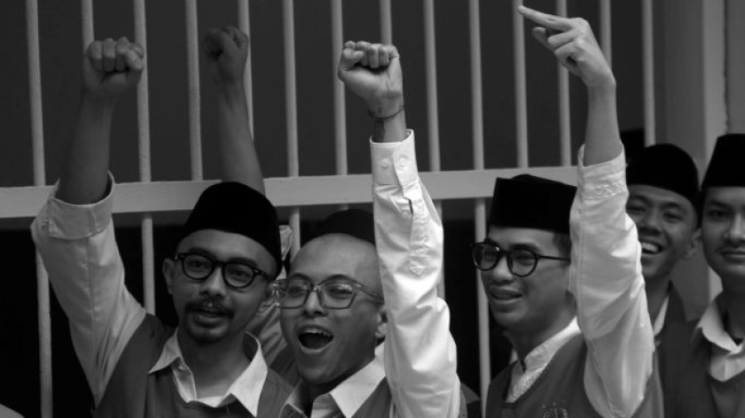 Enam orang tahanan politik di ruang transit usai menjalani sidang putusan kasus aksi demonstrasi massa dan kerusuhan bulan Agustus-September 2025 di Pengadlan Negeri Bandung, 23 Februari 2026. (Foto: Prima Mulia/BandungBergerak)