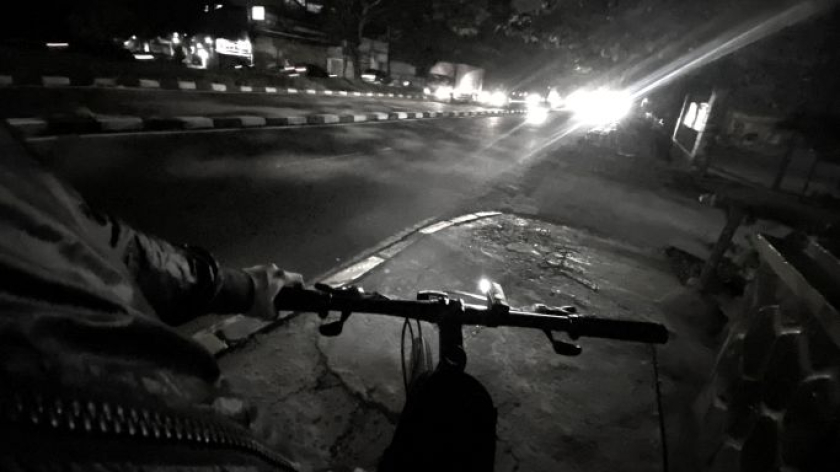 Bersepeda di Jalan Sukarno Hatta, Bandung, Kamis sore, 26 Maret 2026. (Foto: Yopi Muharam/BandungBergerak)