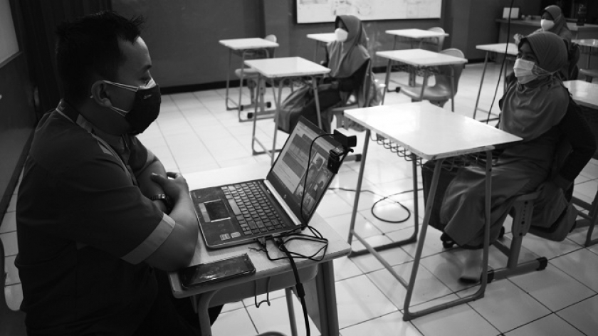 Sejumlah murid SD Ar Rafi, Bandung, mengikuti pelajaran pada hari pertama pembelajaran tatap muka terbatas, Rabu (8/9/2021). Dari 630 murid, hanya 400 orang yang ikut sekolah tatap muka di SD ini. (Foto: Prima Mulia/BandungBergerak.id)