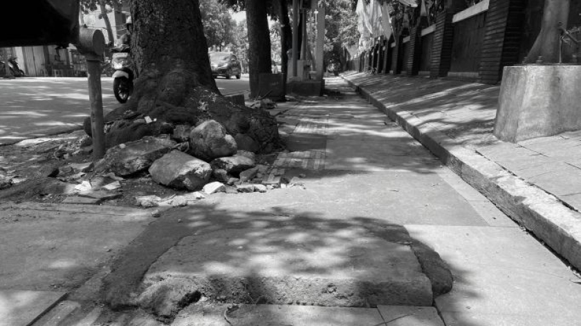 Trotoar tidak ramah difabel di Bandung, 30 Maret 2026. (Foto: Yopi Muharam/BandungBergerak)