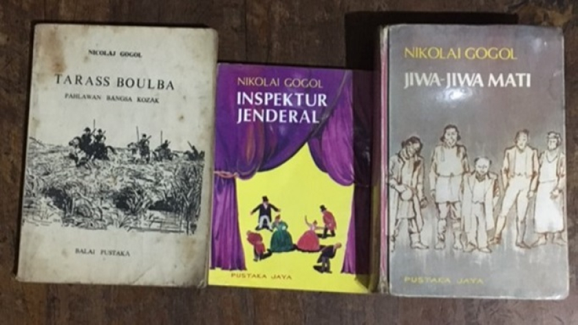 Buku-buku karya Nikolai Gogol. Di antaranya Tarass Boulba (Pahlawan Bangsa Kozak) dan Inspektur Jenderal. (Foto: Dokumentasi Anton Solihin)