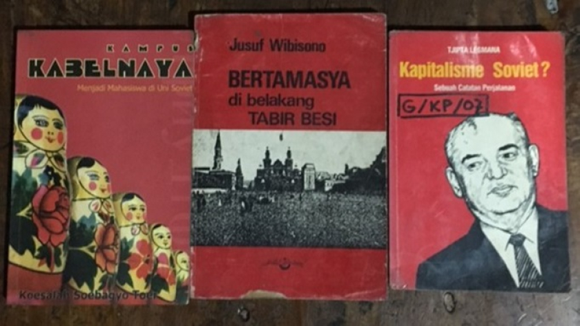 Sejumlah orang Indonesia pun menuliskan pengalamannya di Rusia selama masa Uni Sovyet. Di antaranya Bertamasya di Belakang Tabir Besi kyar Jusuf Wibisono; Kampus Kabelnaya (Menjadi Mahasiswa di Uni Sovyet), Koesalah Soebagyo Toer; serta Kapitalisme Soviet? (Sebuah Catatan Perjalanan), Tjipta Lesmana. (Foto: Dokumentasi Anton Solihin)