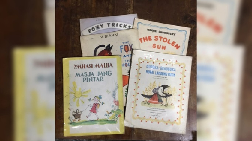 Pada tahun 1969 terbit buku-buku cerita anak dengan ilustrasi yang khas: Masja Jang Pintar, Murai Lambung Putih, dll. yang diterbitkan Penerbit Progress Moskwa. (Foto: Dokumentasi Anton Solihin)