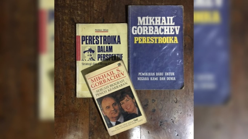 Buku-buku mengulas Mikhail S. Gorbachev, peran pemimpin terakhir Uni Sovyet. Di antaranya Perestroika dalam Perspektif (Strategi dan Dilema Gorbachev) karya Padma Desai (1990) dan Mikhail S. Gorbachev (Sebuah Biografi Penuh Keakraban) karya Editor Majalah Time (1991). (Foto: Dokumentasi Anton Solihin)