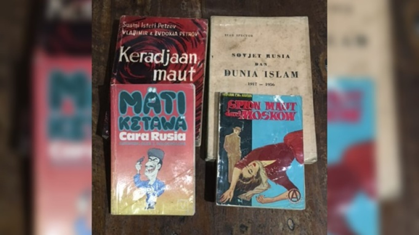 Buku dengan beragam tema literasi: lelucon, spionase, politik, film, balet, musik, biografi, bahasa, bahkan agama. Di antaranya Keradjaan Maut (Pengalaman Dua Orang Spion Soviet) karya Vladimir & Evdokia Petrov (1958); Mati ketawa Cara Rusia Suntingan Z. Dolgopolova (1986); Sovjet Rusia dan Dunia Islam (1917-1956) karya Ivar Spector (1960). (Foto: Dokumentasi Anton Solihin)