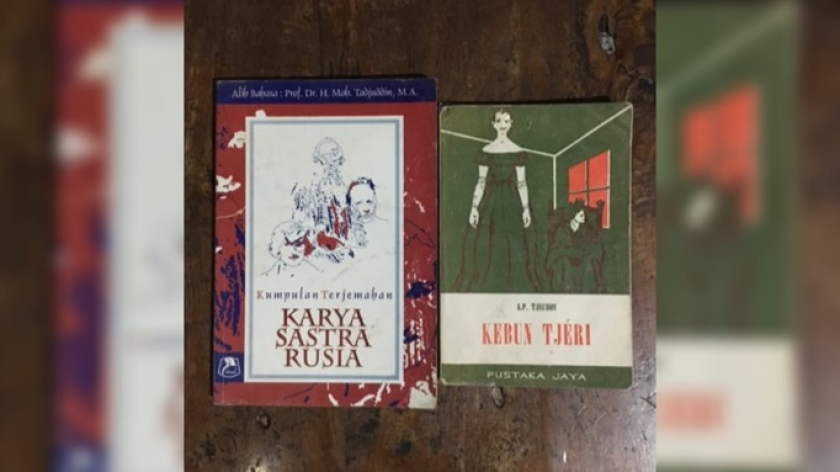 Kebun Tjeri terjemahan karya A.P. Tjechov  oleh Tines (1972) dan Kumpulan Terjemahan Karya Sastra Rusia oleh H. Moh Tadjuddin. (Foto: Dokumentasi Anton Solihin)