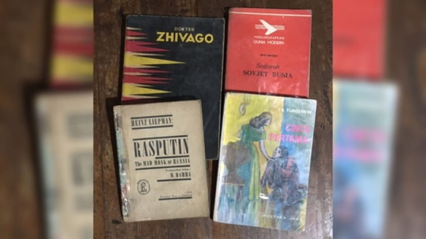 Karya fiksi dan non fiksi era Uni Sovyet di antaranya Dokter Zhivago karya Boris Pasternak; Rasputin the Mad Monk of Russia; Sedjarah Sovjet Rusia karya Jean Bruhat (1954); serta Cinta Pertama karya I.S. Turgenev (1972). (Foto: Dokumentasi Anton Solihin)
