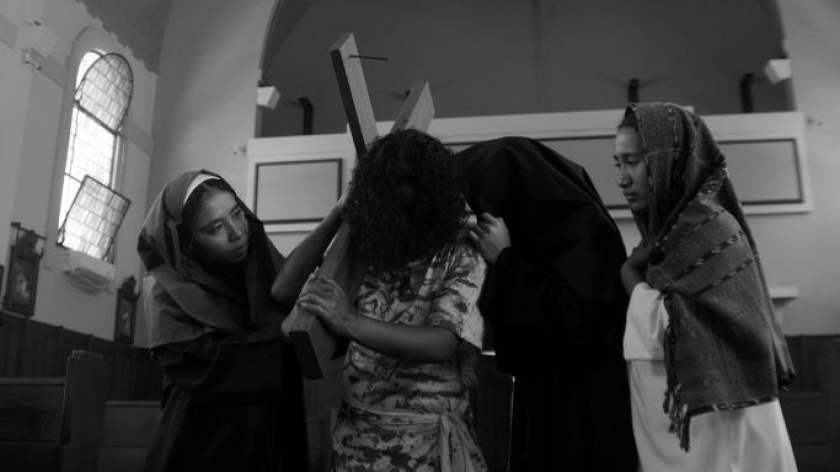 Tablo Jalan Salib dimainkan biarawati di misa Jumat Agung di Biara Santa Ursulin, Bandung, 3 April 2026. (Foto: Prima Mulia/BandungBergerak)