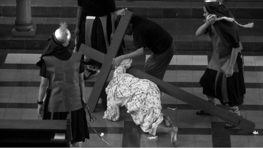 Tablo Jalan Salib dimainkan biarawati di misa Jumat Agung di Biara Santa Ursulin, Bandung, 3 April 2026. (Foto: Prima Mulia/BandungBergerak)