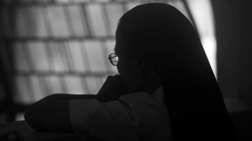 Biarawati di misa Jumat Agung di Biara Santa Ursulin, Bandung, 3 April 2026. (Foto: Prima Mulia/BandungBergerak)