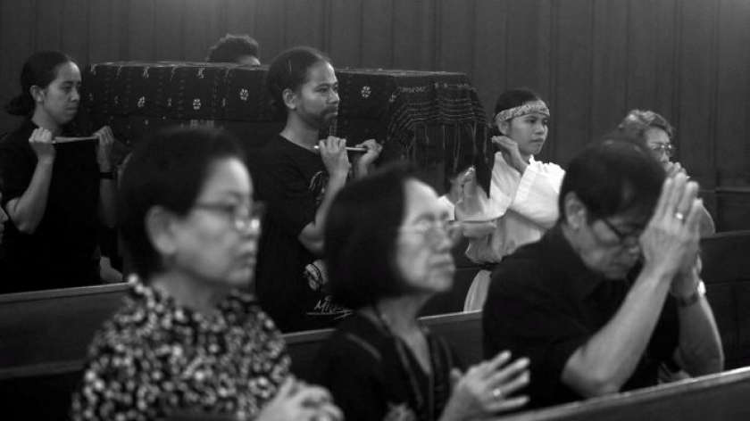 Tablo Jalan Salib dimainkan biarawati di misa Jumat Agung di Biara Santa Ursulin, Bandung, 3 April 2026. (Foto: Prima Mulia/BandungBergerak)