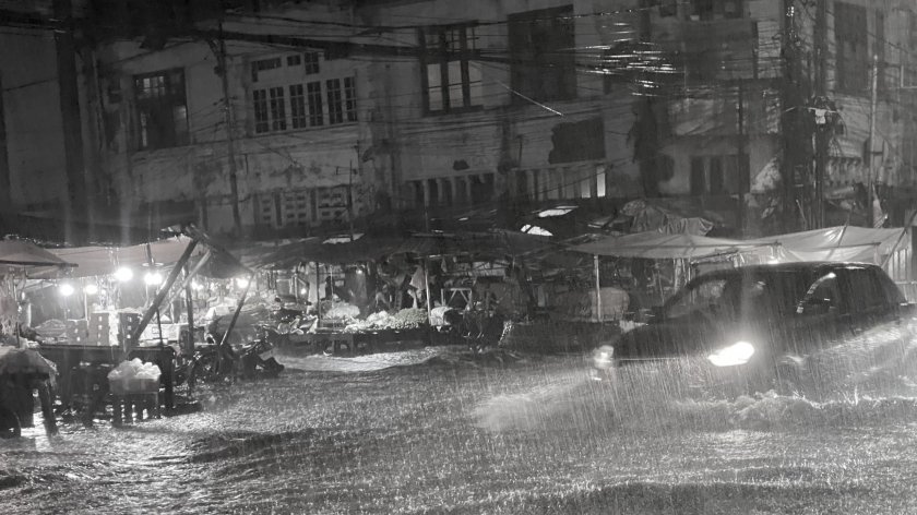 Hujan turun deras membuat pengendara mendorong motornya yang terjebak banjir, Pasar Andir, Bandung, Sabtu, 11 April 2026. (Foto: Yopi Muharam/BandungBergerak)