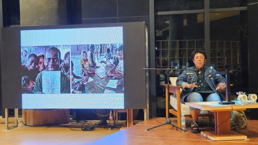 Tarlen Handayani di diskusi menjelang Yogyakarta Art Book Fair 2026 di CollabHub Gelanggang Inovasi dan Kreativitas (GIK) Universitas Gadjah Mada, Yogyakarta, Sabtu 11 April 2026.  (Foto: Virliya Putricantika/BandungBergerak)