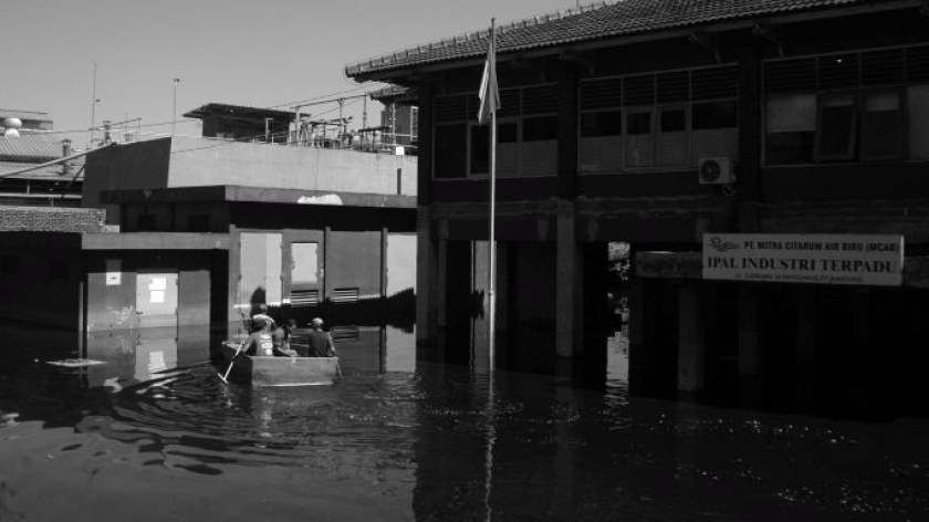 Banjir limbah B3 di IPAL industri terpadu Cisirung, Dayeuhkolot, Kabupaten Bandung, Senin, 13 April 2026. (Foto: Prima Mulia/BandungBergerak)