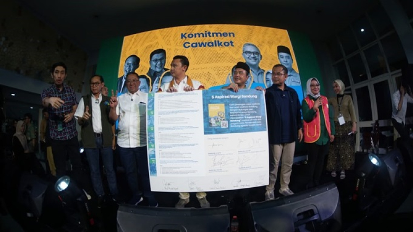 Penandatanganan plakat komitmen Cawalkot Bandung dalam rangkaian Rebut Pilkada Bandung 2024. (Foto Sumber: @demokrasikita.id)