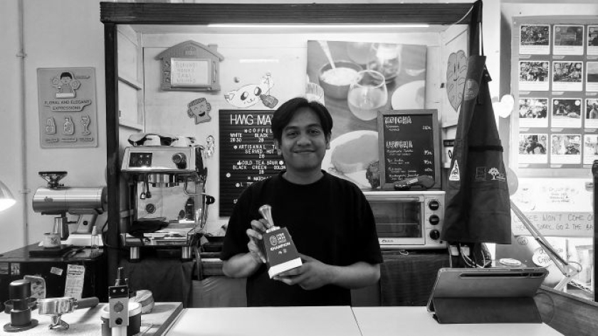  Adin, barista di Homage Makes, Bandung, Sabtu, 11 April 2026. (Foto: Awla Rajul/BandungBergerak)