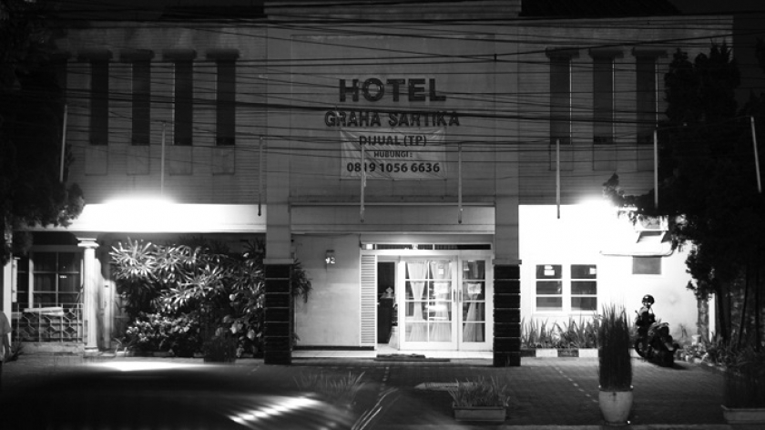 Hotel Graha Sartika di Lingkar Selatan Kota Bandung, dengan 18 unit kamarnya, dijual oleh si pemilik akibat bisnis yang rontok selama pagebluk. (Foto: Boy Firmansyah Fadzri/BandungBergerak.id)