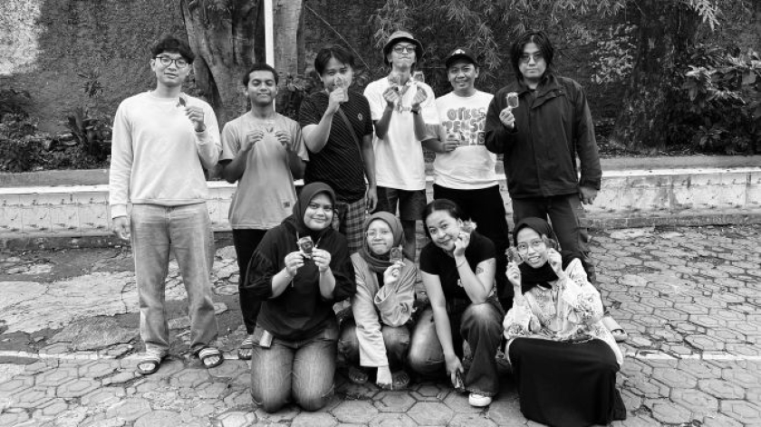 Kegiatan pra-event Kelas Liar Besar bertajuk Ngariung Nyieun Penyada Buku  di Kampung Lio Genteng, Astana Anyar, Minggu 19 April 2026.  (Foto: Yopi Muharam/BandungBergerak)