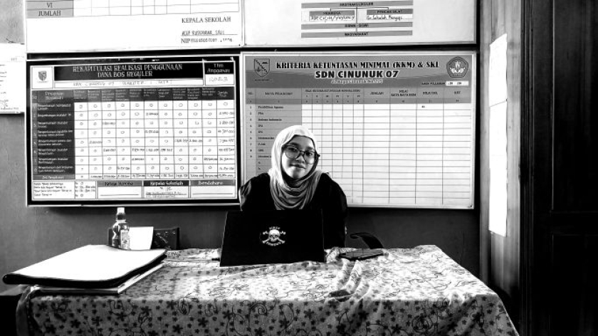Juli, guru honorer di SD Cinunuk 07, Kabupaten Bandung, di ruang kelasnya, Jumat, 17 April 2026. (Foto: Retna Gemilang/BandungBergerak)