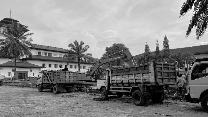 Antrean truk mengangkut material untuk proyek Plaza Gedung Sate-Gasibu. (Foto: Yopi Muharam/BandungBergerak)