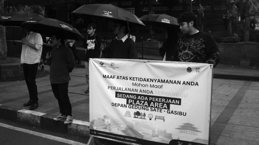 Para pegiat Aksi Kamisan Bandung bersuara memprotes proyek Plaza Gedung Sate-Gasibu, Kamis, 23 April 2026. (Foto: Prima Mulia/BandungBergerak)