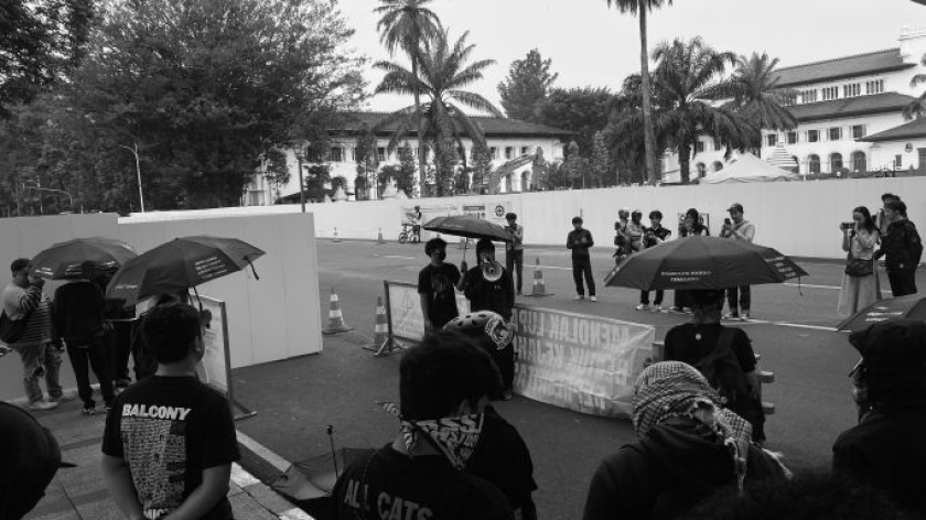 Aksi Kamisan Bandung menolak penataan halaman Gedung Sate dan Gasibu karena bukan skala prioritas pembangunan Jawa Barat, Bandung, Kamis sore, 23 April 2026. (Foto: Muhammad Jadid/BandungBergerak)