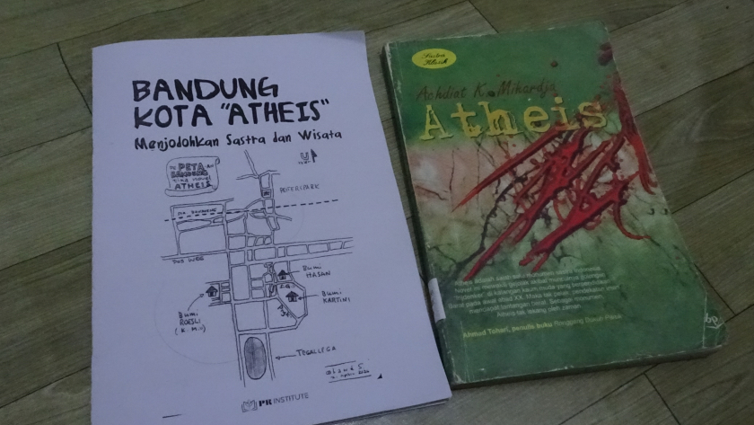 Novel Atheis yang didiskusikan di diskusi Menggagas Tur Jalan Kaki Novel Atheis di Abraham & Smith HQ, Bandung,Kamis, 23 April 2026. (Foto: Retna Gemilang/BandungBergerak)