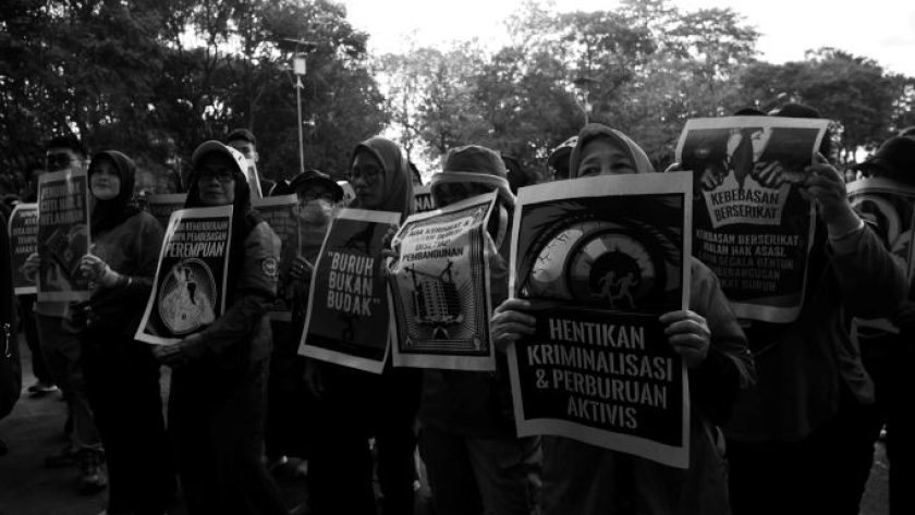 Aliansi Kelas Pekerja Jatinangor memperingati May Day dan menuntut kesejahteraan di Kampus Unpad, Jumat siang, 1 Mei 2026. (Foto: Fitri Amanda/BandungBergerak)