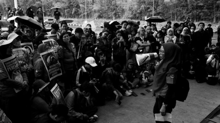 Aliansi Kelas Pekerja Jatinangor memperingati May Day dan menuntut kesejahteraan di Kampus Unpad, Jumat siang, 1 Mei 2026. (Foto: Fitri Amanda/BandungBergerak)