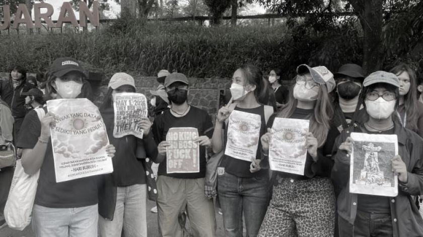Peringatan Hari Buruh Aliansi Jatinangor Bergerak (AJB) di Jalan Raya Bandung&ndash;Sumedang, Jatinangor, Jumat, 1 Mei 2026. (Foto: Yopi Muharam/BandungBergerak)